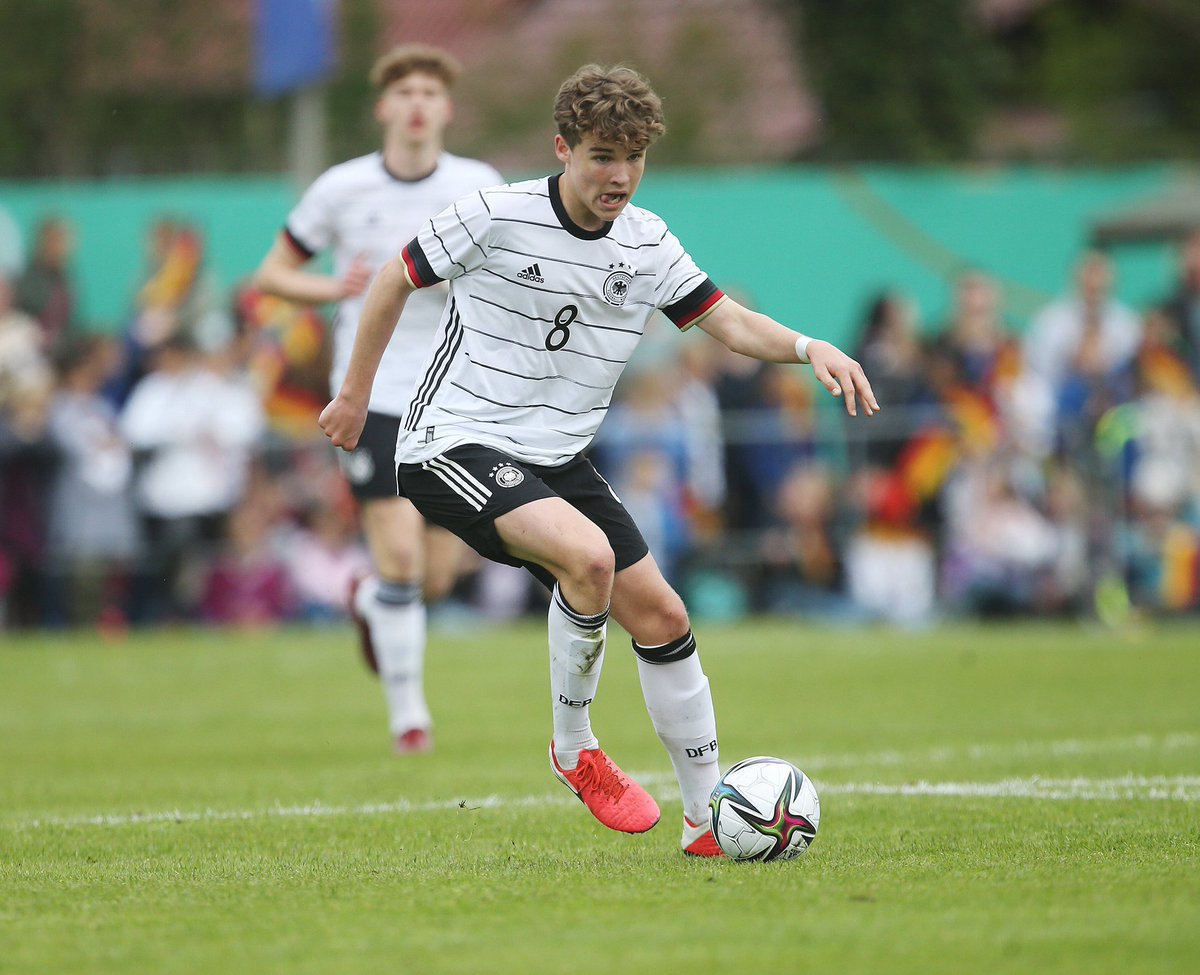 96Akademie's tweet photo. Wir gratulieren Ben #Weber nachträglich zum Länderspieldebüt! 👏🥳
Vergangenen Donnerstag war das Talent aus der #96Akademie für die #DFBU15 im Einsatz. Gegen die Niederlande stand Ben beim 2:1-Sieg in der Startelf. 👌
📸 imago/Avanti
#H96 #NiemalsAllein ⚫️⚪️💚 https://t.co/04CuRe2dot
