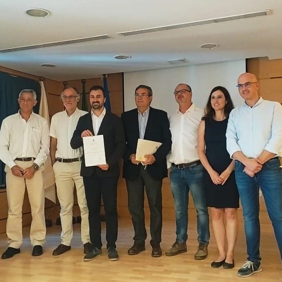 Ayer nuestro compañero Rafael Sánchez de la Cuesta defendió su Tesis Doctoral. Doble mérito, por la excelencia demostrada, y por haberla realizado compaginándola con su labor como PAS de nuestro Departamento

Enhorabuena!!!