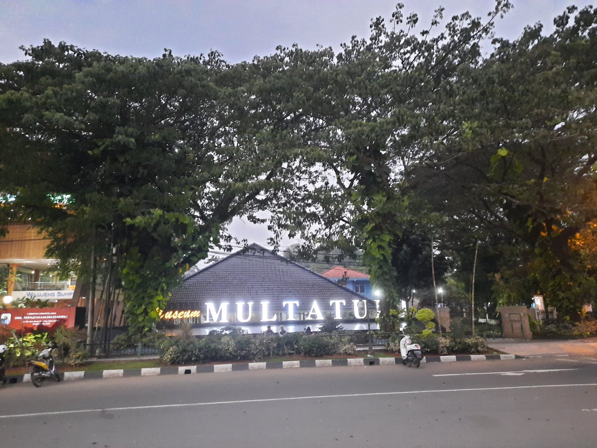 MultatuliMuseum's tweet photo. Selamat ibadah Maghrib untuk teman-teman yang melaksanakan. Selamat malam. Salam dari Rangkasbitung. Kota (relatif) kecil di Banten dengan aset narasi yang besar. Multatuli, Baduy, dan Kasepuhan salah satunya. Salam Multatulian. #MuseumMultatuli #Rangkasbitung #Lebak https://t.co/EQU4oxH2Vm