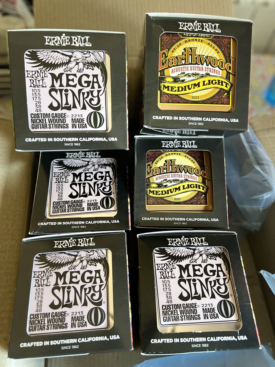 JDECASTROJOPI's tweet photo. Llegaron los refuerzos 💪💪
Las mejores cuerdas para mi gusto y este calibre de eléctrica es brutal.
Muchas gracias a Alfredo Zancada @ernieball y @musicdistrib por el buen trato.
#ernieballstrings #slinkystrings https://t.co/mRA0QY9SOP