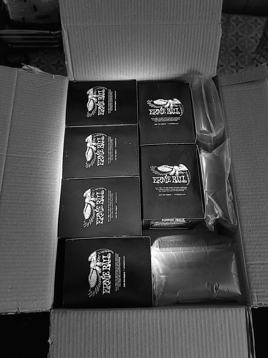 JDECASTROJOPI's tweet photo. Llegaron los refuerzos 💪💪
Las mejores cuerdas para mi gusto y este calibre de eléctrica es brutal.
Muchas gracias a Alfredo Zancada @ernieball y @musicdistrib por el buen trato.
#ernieballstrings #slinkystrings https://t.co/mRA0QY9SOP