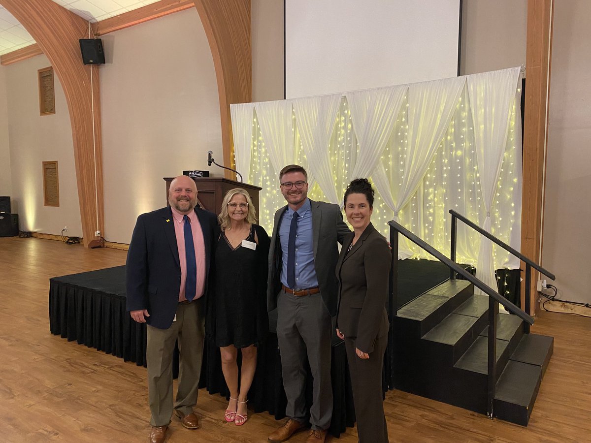 lorismith421's tweet photo. Thank you to my A Team for helping make the Top 20 Banquet a night to remember for our amazing students, parents, and teachers. ⁦@WesUpton⁩ ⁦@zlove_edu⁩ ⁦@MHS_Owens⁩ ⁦@MrsvlPioneers⁩ https://t.co/d7TbDTexWP