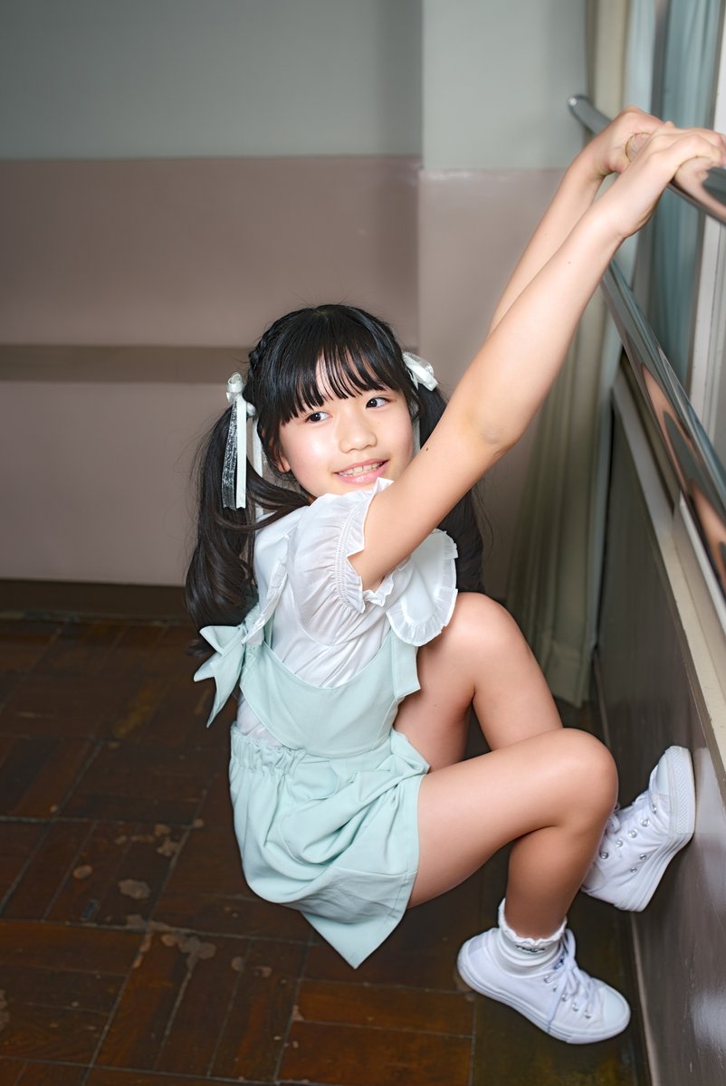 菊池優花ちゃん4ねんせい 窓の安全バーを使った表現の可能性を模索
