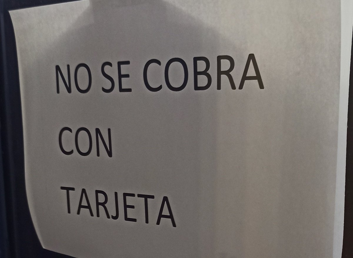 TamayoStuff's tweet photo. Mmm... ¿A nadie más le parece un poco poquito raro que para hacerte el pasaporte tengas que pagar 30 euros EN METÁLICO y que no te hagan factura ni recibido ni nada? 🤔

Si tenéis respuestas, os leo. https://t.co/8vM1jBWA1c
