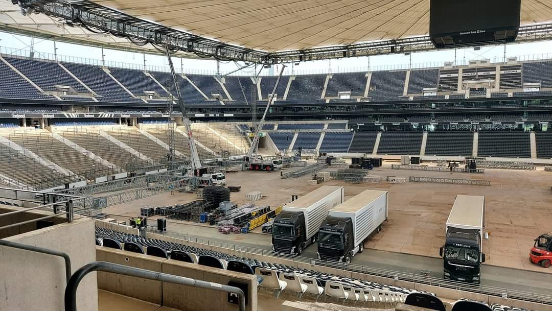 Kosticinho10's tweet photo. Vorbereitungen für das #SGE Public Viewing laufen…
In so einem Moment, wird einem mal wieder klar, wie unfassbar groß das gerade hier alles ist! ALTER, wir sind im FINALE um den UEFA-CUP! 😭 
Das ist #Eintracht Frankfurt Geschichte und wir erleben es alles mit! https://t.co/BArDwdkSd4