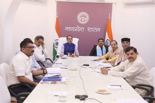 IndoreCollector's tweet photo. *इंदौर में 13 मई को होने वाले म.प्र. स्टार्टअप नीति की लाँचिंग कार्यक्रम की तैयारियों की मुख्यमंत्री श्री शिवराज सिंह चौहान ने समीक्षा की।
*प्र��ानमंत्री श्री नरेंद्र मोदी करेंगे वर्चुअली संबोधित।
Read more:- https://t.co/s2ZkSnLXZ6
#mpstartup
#indore
@PMOIndia
@CMMadhyaPradesh https://t.co/aYDRxgEW4v