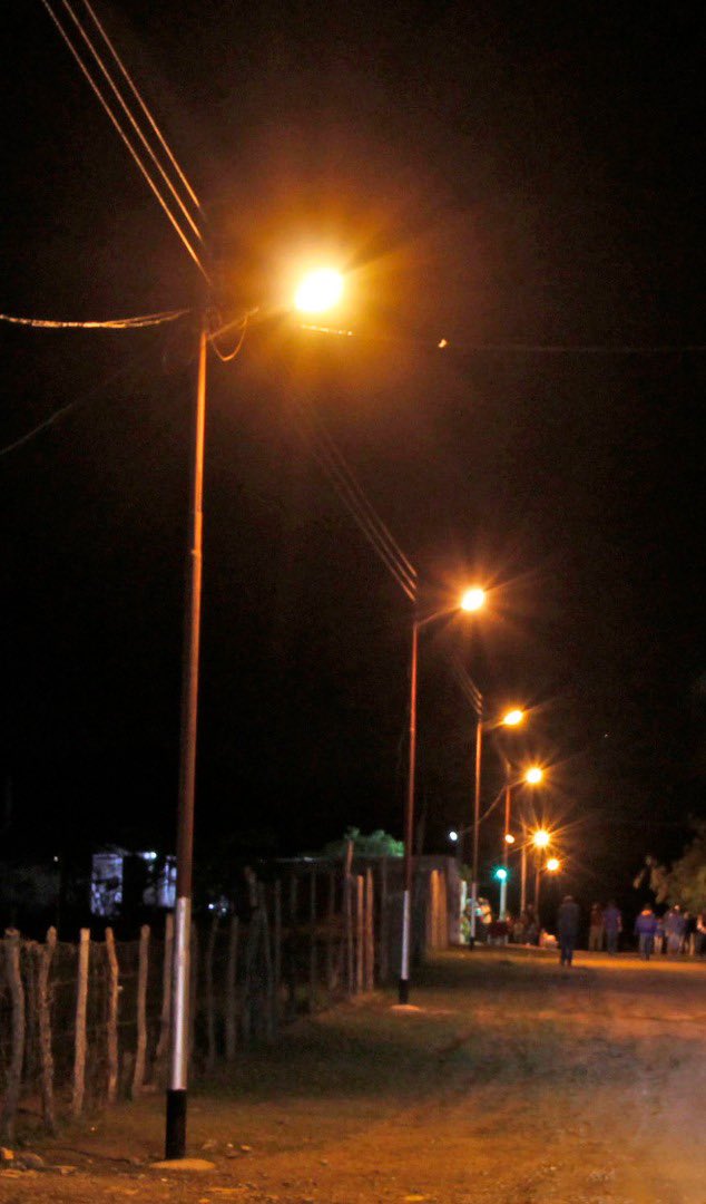 AdolfoP_Oficial's tweet photo. Anoche nos fuimos a la comunidad La Rosaleda en la parroquia Unión, allí junto a al pueblo realizamos el encendido de luminarias que beneficia a más de 50 familias del sector que anteriormente no contaban con el servicio eléctrico. Además colocamos un transformador de 35KVA. https://t.co/qyqCrwAapp