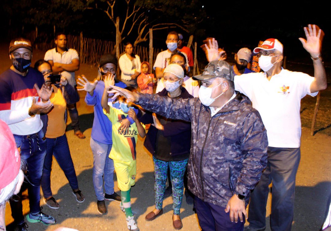 Anoche nos fuimos a la comunidad La Rosaleda en la parroquia Unión, allí junto a al pueblo realizamos el encendido de luminarias que beneficia a más de 50 familias del sector que anteriormente no contaban con el servicio eléctrico. Además colocamos un transformador de 35KVA.