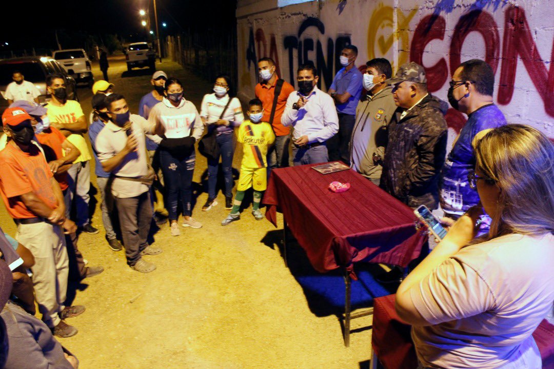 AdolfoP_Oficial's tweet photo. Anoche nos fuimos a la comunidad La Rosaleda en la parroquia Unión, allí junto a al pueblo realizamos el encendido de luminarias que beneficia a más de 50 familias del sector que anteriormente no contaban con el servicio eléctrico. Además colocamos un transformador de 35KVA. https://t.co/qyqCrwAapp