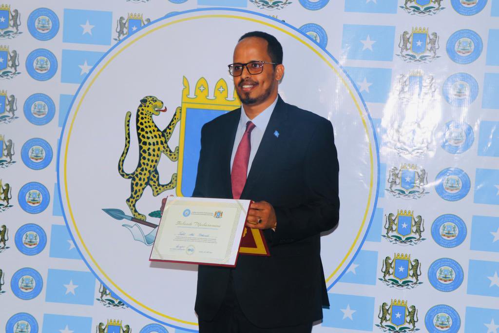 AwooddaShacabka's tweet photo. Hoggaamiyaha Xisbiga Awoodda Shacabka Thabit Cabdi Maxamed oo maanta soo gaaray Muqdisho ayaa qaatay shahaadada musharraxnimo ee madaxweynaha Soomaaliya.

#JIHOCUSUB  #JIILCUSUB
#DanguudIyoDowladnimo https://t.co/1xuoUFaprc