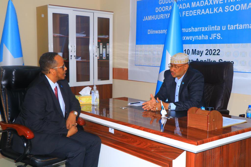 AwooddaShacabka's tweet photo. Hoggaamiyaha Xisbiga Awoodda Shacabka Thabit Cabdi Maxamed oo maanta soo gaaray Muqdisho ayaa qaatay shahaadada musharraxnimo ee madaxweynaha Soomaaliya.

#JIHOCUSUB  #JIILCUSUB
#DanguudIyoDowladnimo https://t.co/1xuoUFaprc