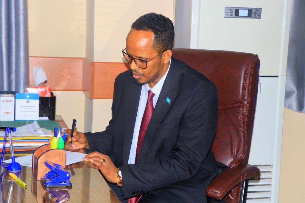 AwooddaShacabka's tweet photo. Hoggaamiyaha Xisbiga Awoodda Shacabka Thabit Cabdi Maxamed oo maanta soo gaaray Muqdisho ayaa qaatay shahaadada musharraxnimo ee madaxweynaha Soomaaliya.

#JIHOCUSUB  #JIILCUSUB
#DanguudIyoDowladnimo https://t.co/1xuoUFaprc