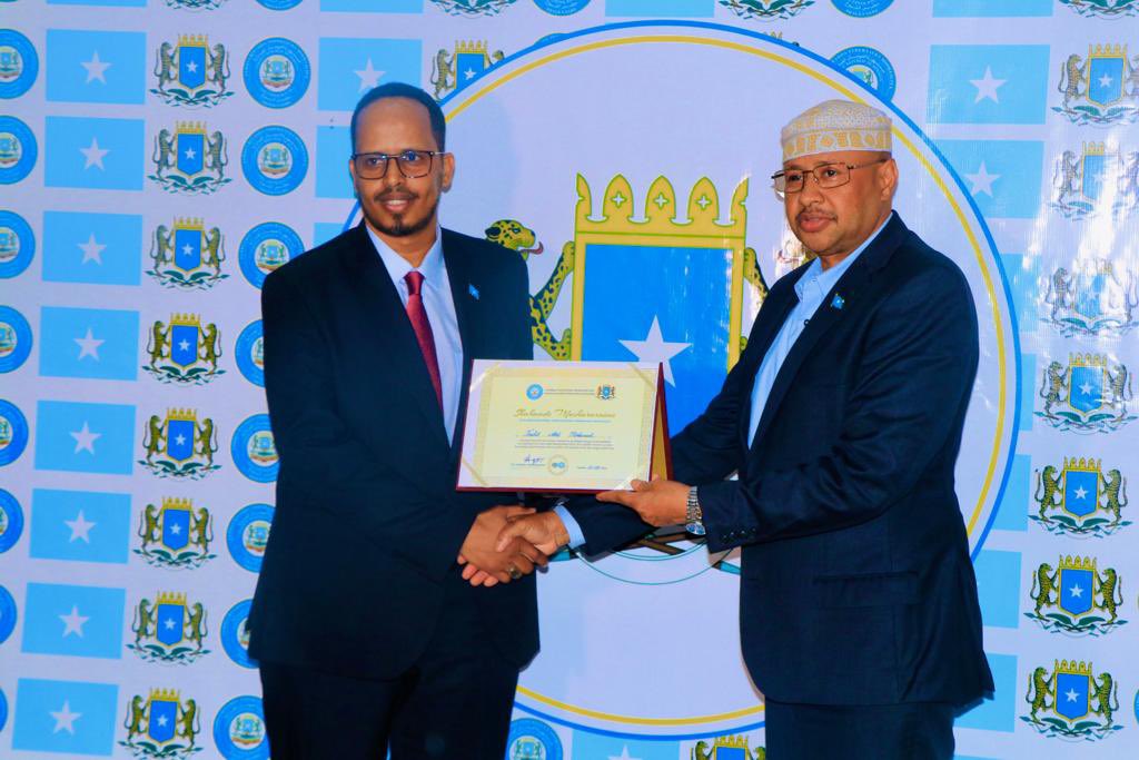 AwooddaShacabka's tweet photo. Hoggaamiyaha Xisbiga Awoodda Shacabka Thabit Cabdi Maxamed oo maanta soo gaaray Muqdisho ayaa qaatay shahaadada musharraxnimo ee madaxweynaha Soomaaliya.

#JIHOCUSUB  #JIILCUSUB
#DanguudIyoDowladnimo https://t.co/1xuoUFaprc