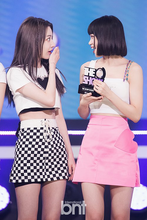 ALLSAKURA48_TH's tweet photo. 220510 —🌸 ซากุระและแชวอนรูปจากสำนักข่าวในรายการ THE SHOW

🔗 https://t.co/90OJYUk5A3

#ซากุระ #SAKURA #사쿠라 #꾸라 #ックラ #宮脇咲良 #르세라핌 #LE_SSERAFIM https://t.co/kEgaoZ0gtN
