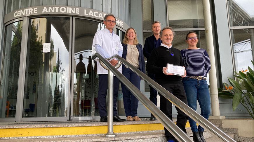 🇫🇷 A Nice, le Dr Pagès et son équipe ont développé une molécule afin de créer un médicament qui permettrait de lutter contre le cancer du rein. Ce médicament pourrait, combiné à d’autres traitements, transformer le cancer en maladie « chronique » et non plus incurable ! ❤️