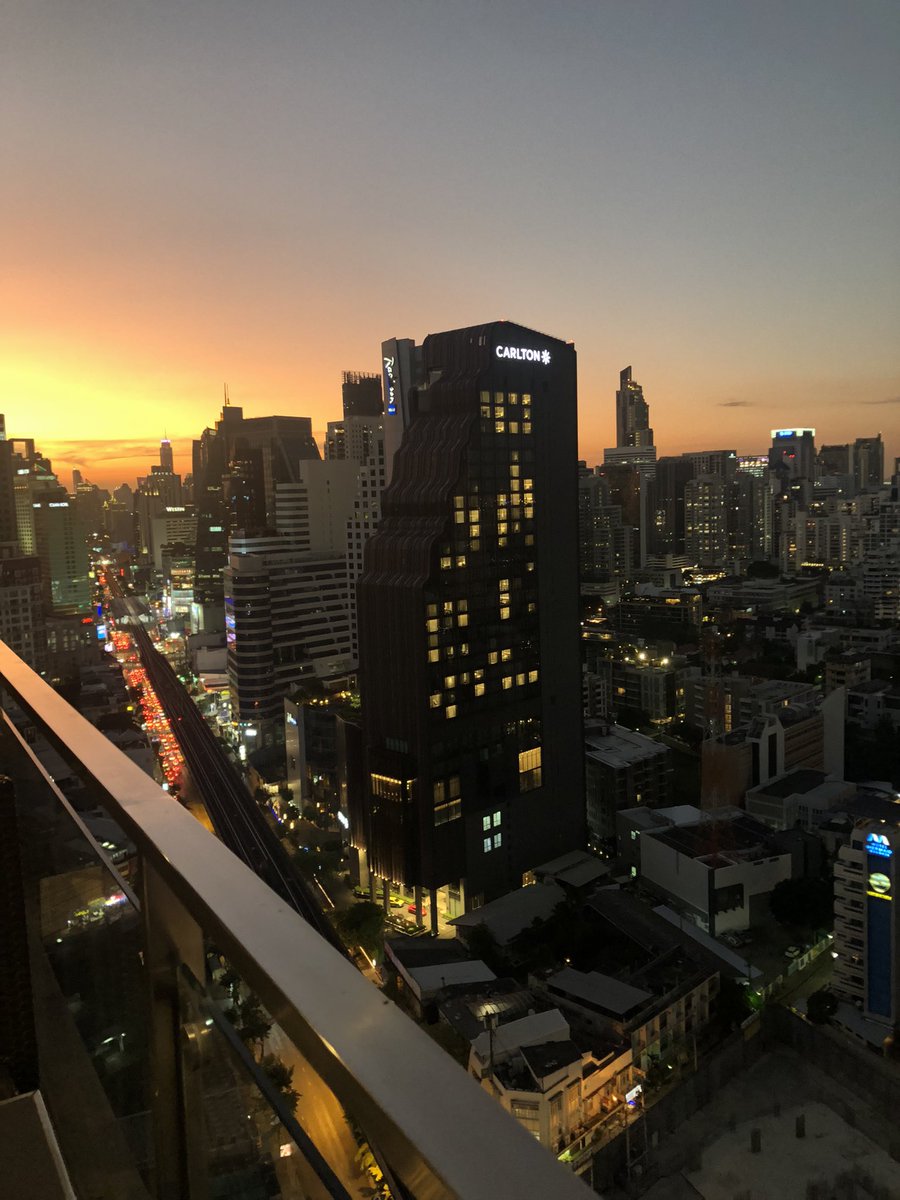 jbsantoro's tweet photo. @IHGOneRewards Bangkok from the rooftop bar at Holiday Inn Sukhumvit 22 https://t.co/0nwYdbdra1