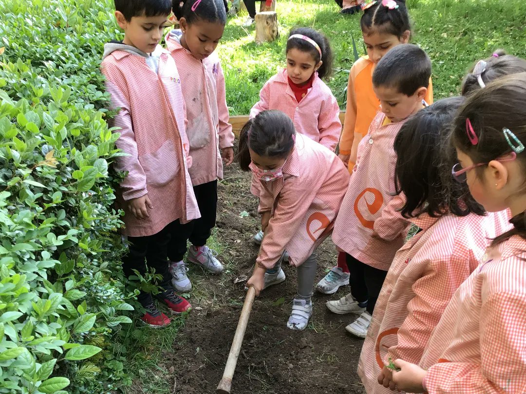 PMontalVitoria's tweet photo. Haur-hezkuntzan bultzada bat eman diogu eskolako baratzeari. Piperrak, kalabazak, kalabazinak, azenarioak... landatu ditugu. Orain zaintzea dagokigu. Apuntatzen al zarete? 🤗
#paulamontalikastetxea #escolapiasvitoria #educacioninfantil #aprendizajesignificativo #colesquemolan https://t.co/gEZJrbKRNn