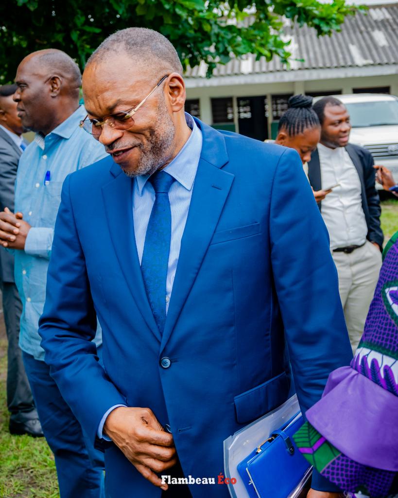 flambeau_eco's tweet photo. La Société de communication et de services vient de marquer une fois de plus le secteur scientifique et professionnel en RDC. Elle a organisé la cérémonie officielle de partenariat avec ECO FOR LEADERS le samedi 07 mai 2022 au siège de cette institution de formation de l'unité. https://t.co/a6RZ1mXnB4