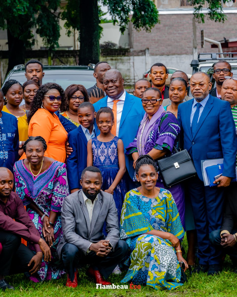 flambeau_eco's tweet photo. La Société de communication et de services vient de marquer une fois de plus le secteur scientifique et professionnel en RDC. Elle a organisé la cérémonie officielle de partenariat avec ECO FOR LEADERS le samedi 07 mai 2022 au siège de cette institution de formation de l'unité. https://t.co/a6RZ1mXnB4