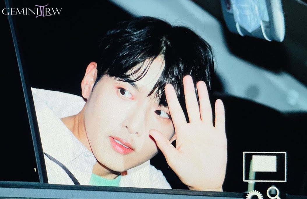 gemini_rw's tweet photo. 220510 러브게임 퇴근 Preview

#려욱 #Ryeowook https://t.co/GGYDResRBO