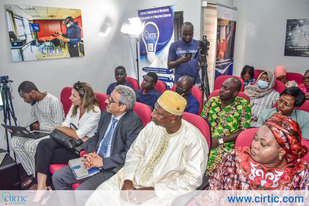 NCpmct's tweet photo. La digitalisation des programmes de Nègè Blon se concrétise. En effet, le 04/05/2022, une cérémonie de remise des outils d'aide à la dématérialisation (remise des ordinateurs, mise en place de la plateforme éducative) a eu lieu dans les locaux de l'Université Virtuelle du Mali. https://t.co/V2ISjFolrV