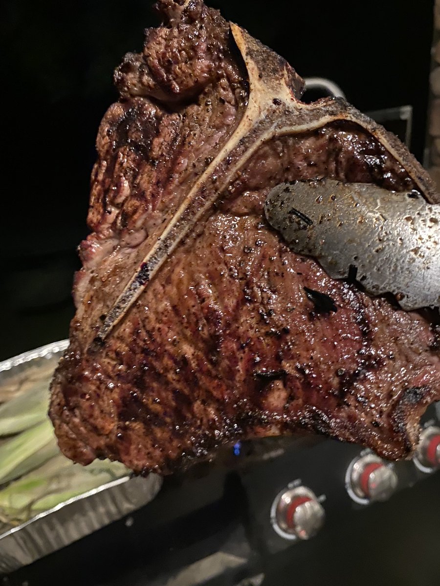 jbbqa's tweet photo. Tボーン焼きました。ガスバーベキューグリルで簡単です。
ポイントは高温とカバーバーベキューです。
#bbqtamy ##テキサスにいます #ガスバーベキューグリ #ほぼ毎日ステーキ生活 #日本バーベキュー協会アメリカ支部 #jbbqa https://t.co/xlW7Msnsfx