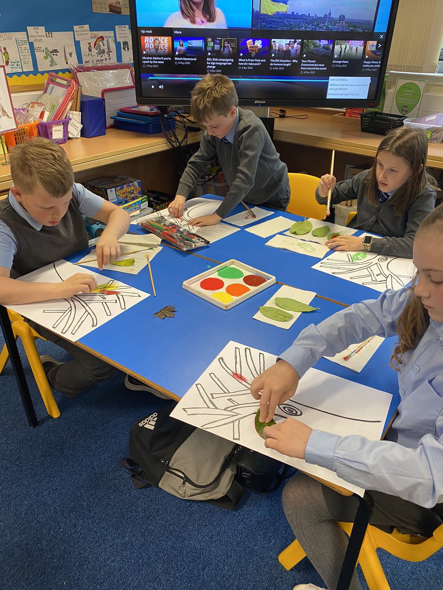 LawPrimarySLC's tweet photo. In Room 8 we had great fun printing with the leaves we found! We learned that just the right amount of paint and pressure gives a fab print! 🍃 🍁 🎨 #printingfun #newskills #wearelawesome https://t.co/PsYn1ABefl