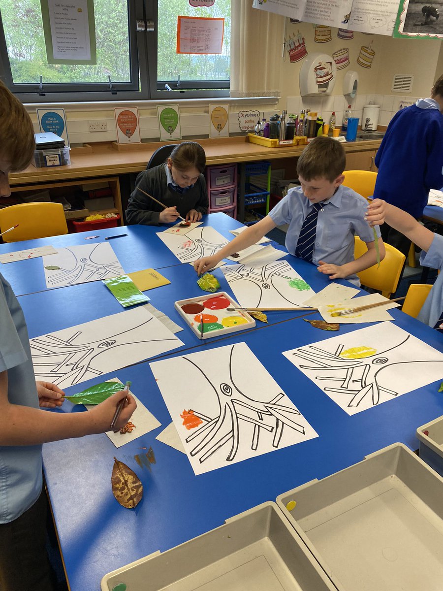 LawPrimarySLC's tweet photo. In Room 8 we had great fun printing with the leaves we found! We learned that just the right amount of paint and pressure gives a fab print! 🍃 🍁 🎨 #printingfun #newskills #wearelawesome https://t.co/PsYn1ABefl