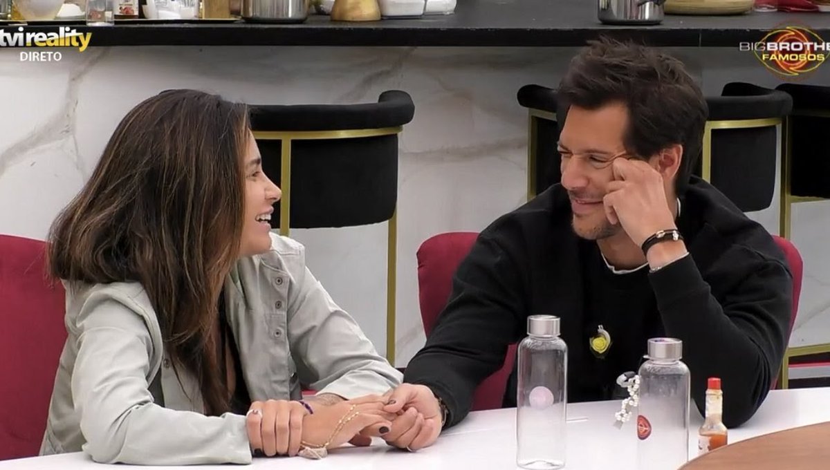 brenda__paiva's tweet photo. Quando os sorrisos se completam e os olharem se complementam e um toque nas mãos se tornar necessário quando estamos ao lado de alguém que nos sentir feliz ❤️
#brunardo #bruna #bernando https://t.co/lD2rFL8N2r