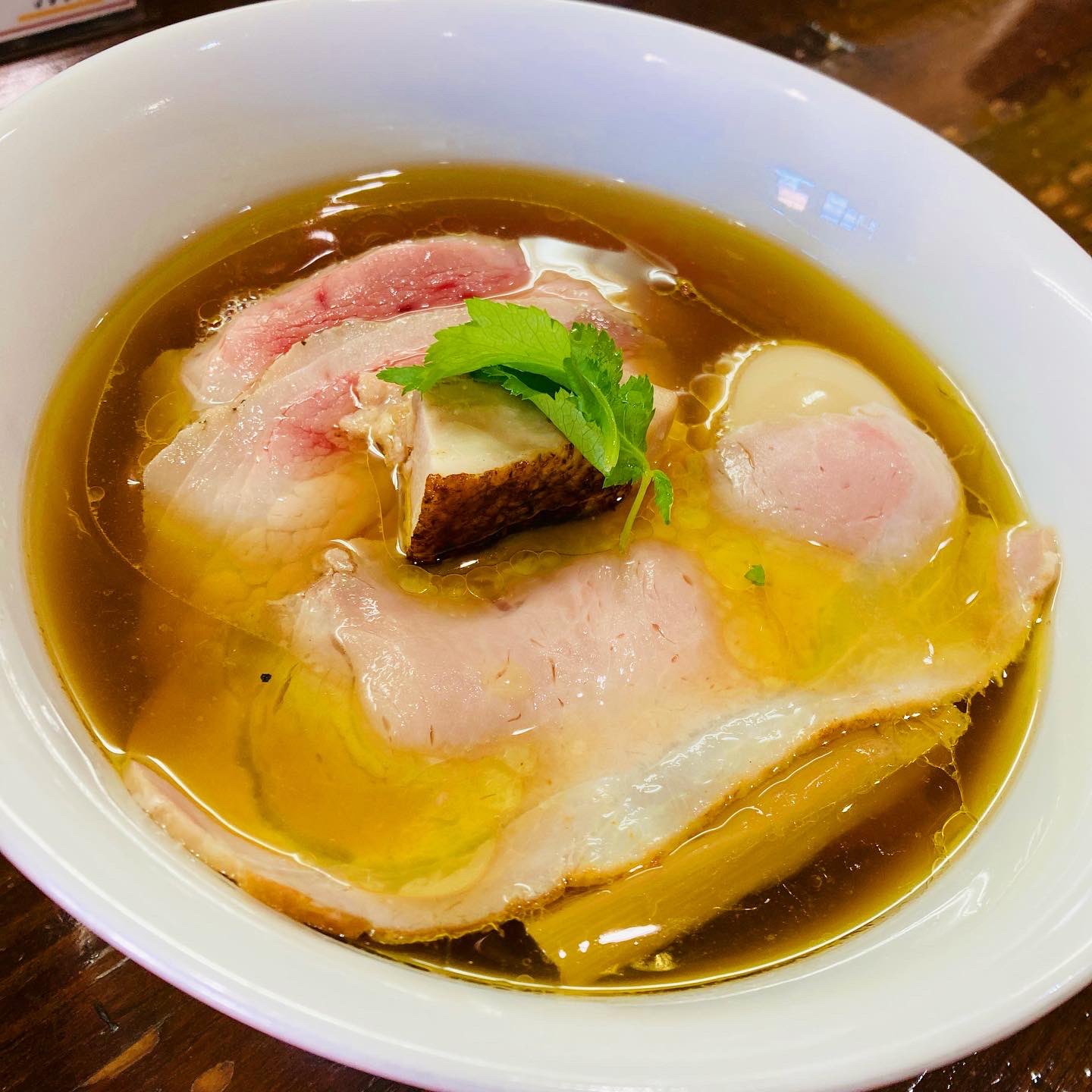 Teatotaljapan らぁめんサンド 細麺 ラーメン 鶏そば 綺麗系 優しい味 開店と共に 長蛇の列 平日の昼 岩手県 盛岡市 らぁめんサンドさんの塩ラーメンと醤油ラーメンにチャーシュー丼 綺麗であっさりで優しい味にハマります T Co