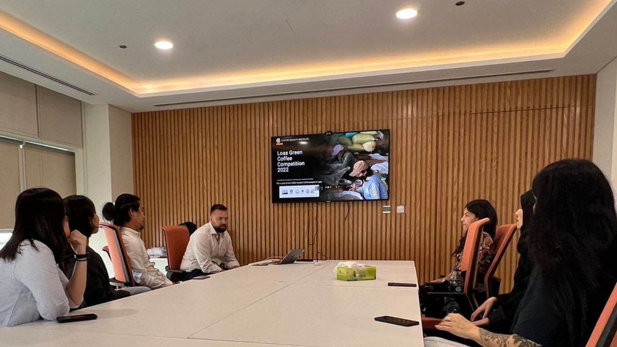 dmcccoffee's tweet photo. Today, we host the 2nd Laos Green Coffee Competition & Auction in partnership with @thecqi at our #CoffeeCentre. We take pride in retaining our position as a global coffee hub by bringing in #coffeeexperts like Filip Bartelak to share ideas with the coffee industry in the region. https://t.co/pChAQLCalo
