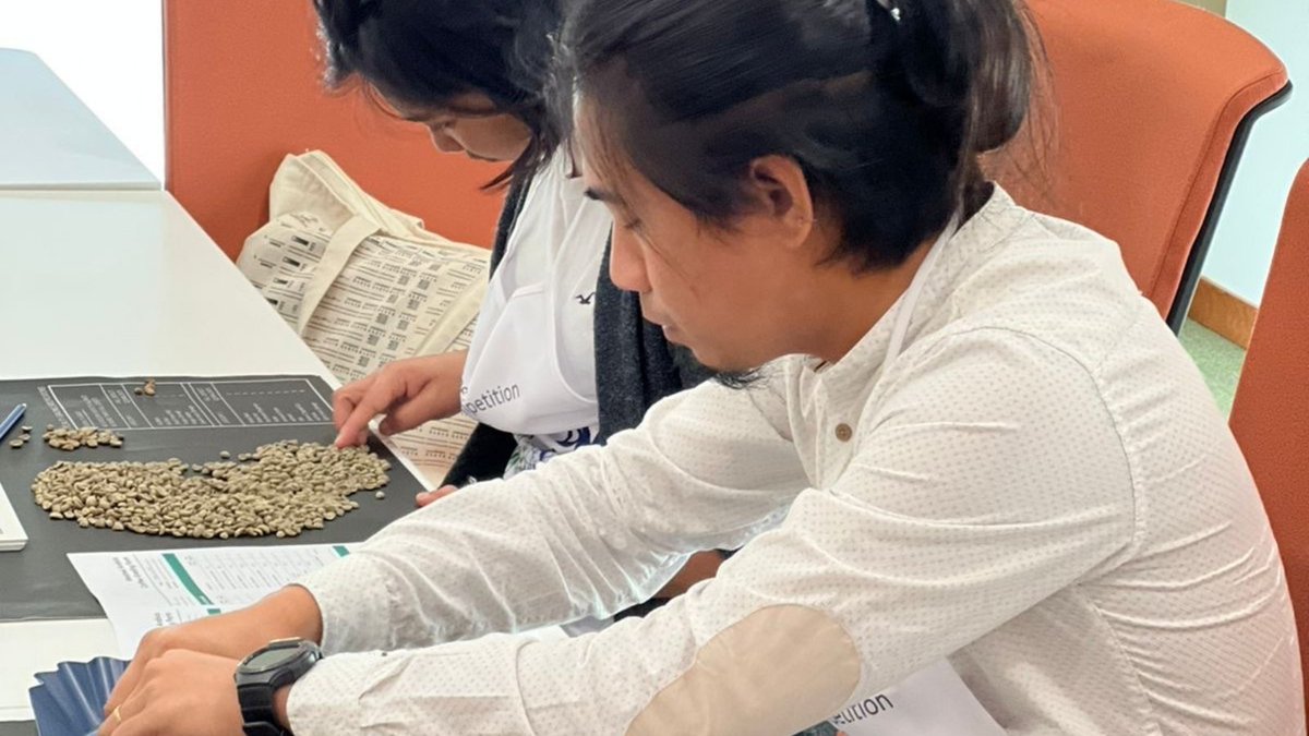 dmcccoffee's tweet photo. Today, we host the 2nd Laos Green Coffee Competition & Auction in partnership with @thecqi at our #CoffeeCentre. We take pride in retaining our position as a global coffee hub by bringing in #coffeeexperts like Filip Bartelak to share ideas with the coffee industry in the region. https://t.co/pChAQLCalo