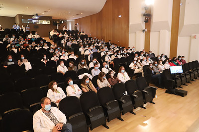 hgermanstrias's tweet photo. 🩺 Dimecres vam acomiadar els residents que han acabat la seva formació a l'hospital

🎓 Un acte que ha desfermat l'emoció entre els ja antics alumnes i els seus tutors 

📷 Podeu descarregar dels fotos de l'acte: https://t.co/pGcpUgUOu6 https://t.co/Z0GFqV2Rwa