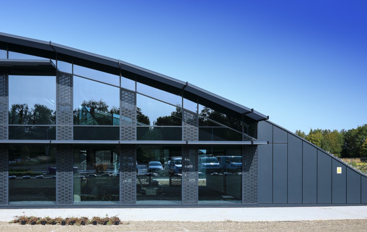 Contrasol_UK's tweet photo. We designed and installed our Brise Soleil and Screening Louvre systems to the low carbon office headquarters of the not-for-profit international organisation CABI in Wallingford. The brise soleil bays to follow the curved roof line and contours of the building. https://t.co/JtwIWrTcOh
