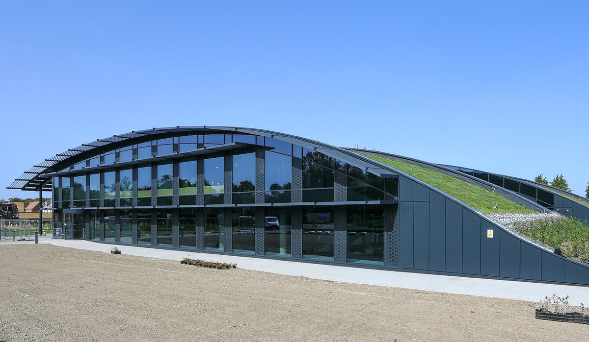 We designed and installed our Brise Soleil and Screening Louvre systems to the low carbon office headquarters of the not-for-profit international organisation CABI in Wallingford. The brise soleil bays to follow the curved roof line and contours of the building.