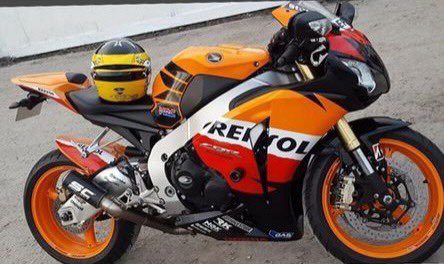 Niall_Boylan's tweet photo. Have you seen this bike?
This is Mark's pride and joy and it was stolen from his house in Clondalkin in the early hours of of Friday morning.
It is a Honda Retro Fireblade and there are only a few in the country. https://t.co/cgqeBv39wE