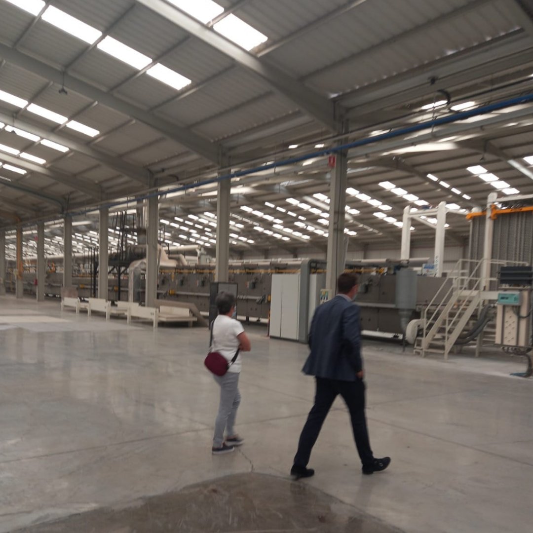 jfgrupo's tweet photo. 📍 #MarmoleríaVascongada es colaborador de manipulación de las encimeras de cocina @coverlambygresp 

El equipo de gerencia hoy ha visitado las instalaciones de #Coverlam para conocer novedades y tecnología. 

#JorgeFernándezGrupo  
#JFGrupo https://t.co/ZWfQVgz6vF