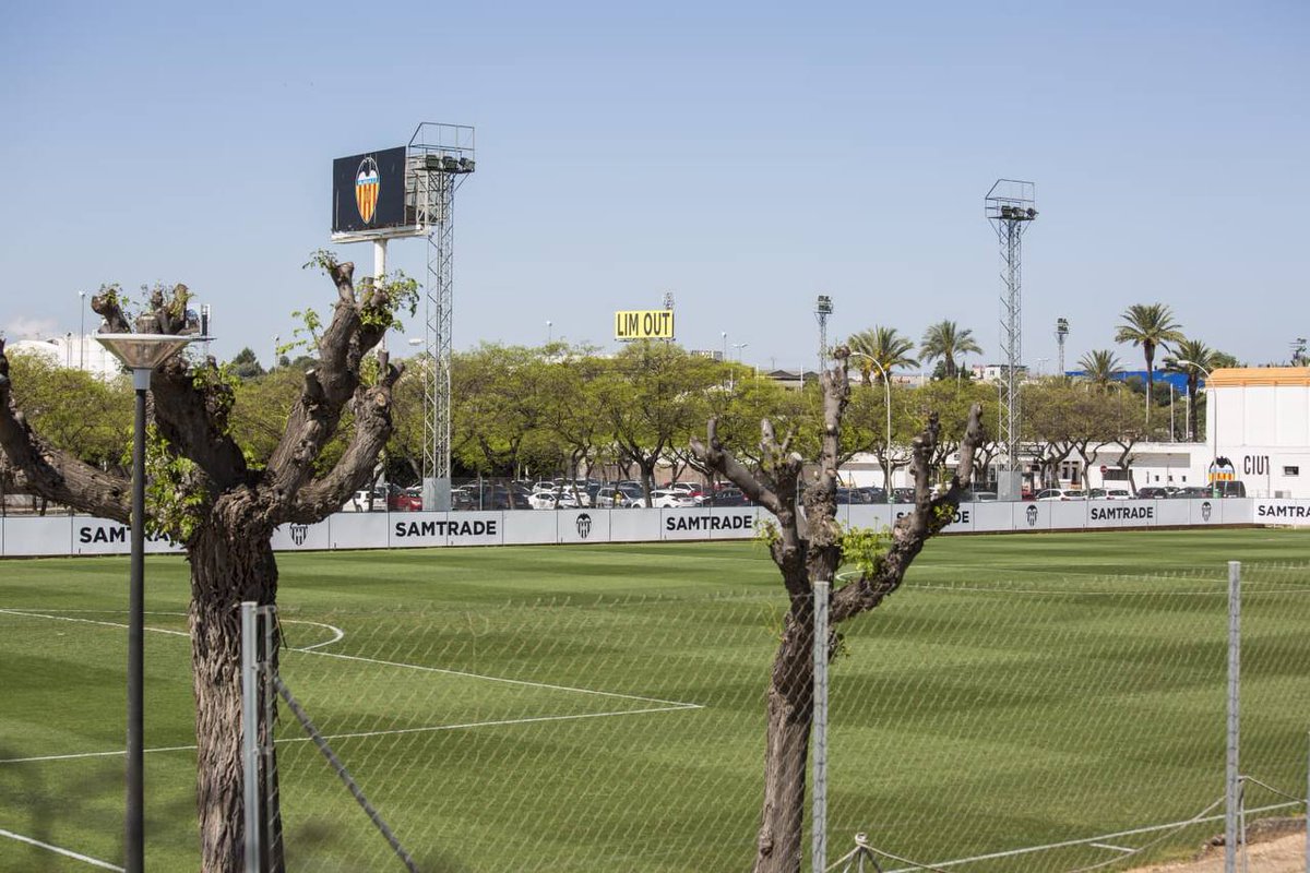 LibertadVCF's tweet photo. Nuestro Club
maltratado por uno,
abandonado por otros,
defendido por ti.

#LimGoHome #LimOut #LVCF https://t.co/s6HD4QCIOP