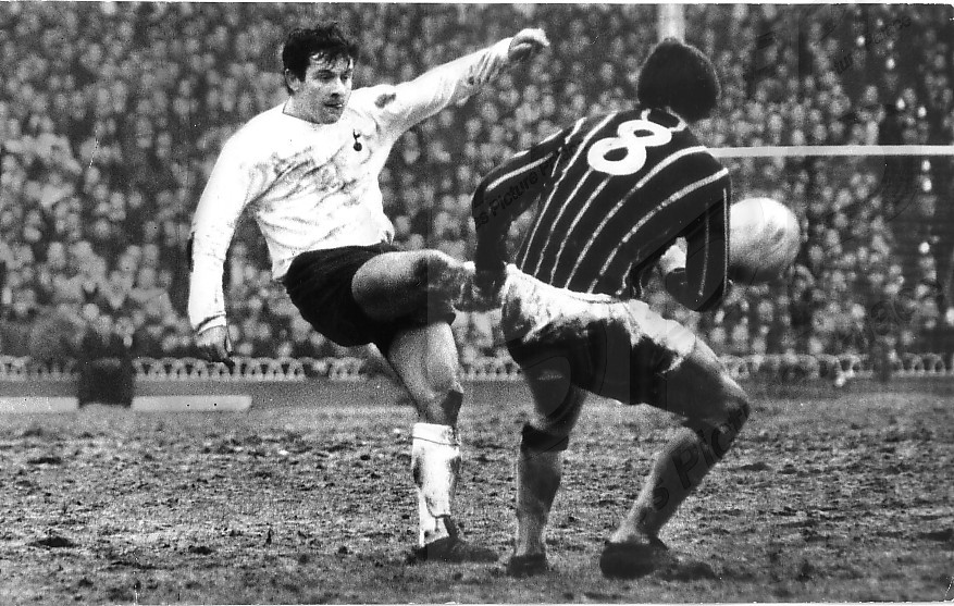 PetesPicPalace's tweet photo. @retrofootballnw No8 Roger Hoy, #CrystalPalace v his old club #TottenhamHotspur & Alan Mullery who was heavily marked by the #Palace 8. A 0-0 draw, #FAC4 Jan 1970, #cpfc won the replay, nearly 90k saw both games. Hoy joined Luton, later moved Down Under & became a vicar. "He's 'ere, he's there.." https://t.co/r40QHfEwh6