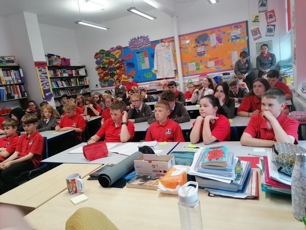 CymraegYHR's tweet photo. Diolch i @ifanevans - arwr arall lleol, am ateb cwestiynau diddiwedd blwyddyn 7 heddiw. Dyma Arwr Adloniant @YsgolHR ar gyfer project @cispmultimedia
ar gyfer @eisteddfod #hoffdractor #arwr #hoffraglen
#hoffbwnc #atgofion @BBCRadioCymru https://t.co/jSTi5HCEpy