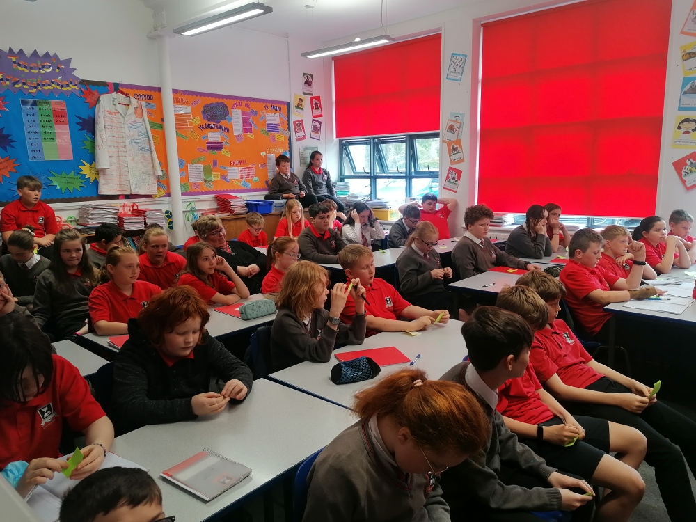 CymraegYHR's tweet photo. Diolch i @ifanevans - arwr arall lleol, am ateb cwestiynau diddiwedd blwyddyn 7 heddiw. Dyma Arwr Adloniant @YsgolHR ar gyfer project @cispmultimedia
ar gyfer @eisteddfod #hoffdractor #arwr #hoffraglen
#hoffbwnc #atgofion @BBCRadioCymru https://t.co/jSTi5HCEpy