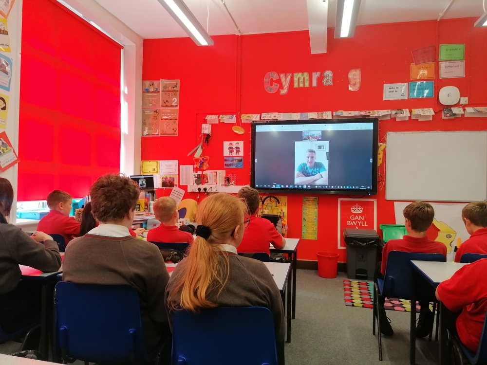CymraegYHR's tweet photo. Diolch i @ifanevans - arwr arall lleol, am ateb cwestiynau diddiwedd blwyddyn 7 heddiw. Dyma Arwr Adloniant @YsgolHR ar gyfer project @cispmultimedia
ar gyfer @eisteddfod #hoffdractor #arwr #hoffraglen
#hoffbwnc #atgofion @BBCRadioCymru https://t.co/jSTi5HCEpy