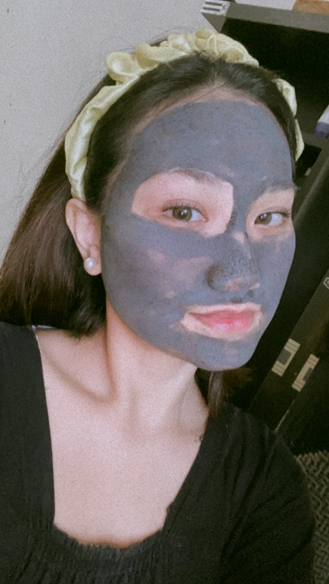 ulfanabila97's tweet photo. Pampering day menuju hari H pake charcoal mask favorit aku dari 2 tahun lalu 😍 ada yang tau gak aku lagi pake masker apa? https://t.co/u1fQLMYD6P