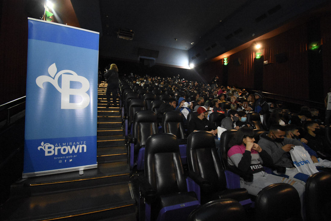 CascallaresPJ's tweet photo. 🤝Gracias al trabajo articulado entre nuestro programa solidario @causacomunbrown y @bouleshopp jóvenes del programa #Envión asistieron al @CINEMAADROGUEOK en la continuidad en @MunicipioBrown del programa #MiPrimerPeli  #SomosBrown https://t.co/ty92Sb6mfY