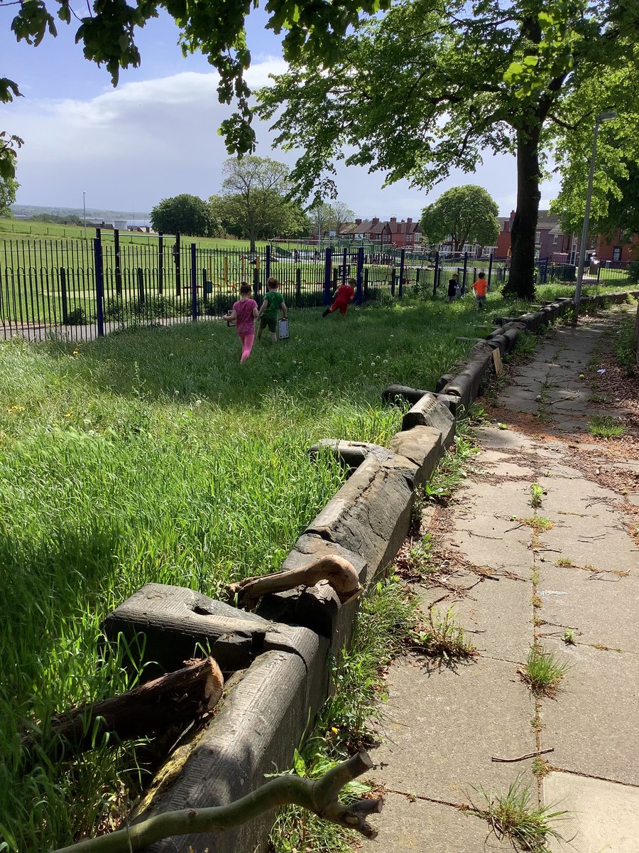 MPPS_Wirral's tweet photo. I spy with my little eye…
Year 1 have been on the hunt for seaside objects in our outdoor classroom.
I wonder how many seaside objects you could name?
#seaside #topiclaunch https://t.co/E92OCNzCuY