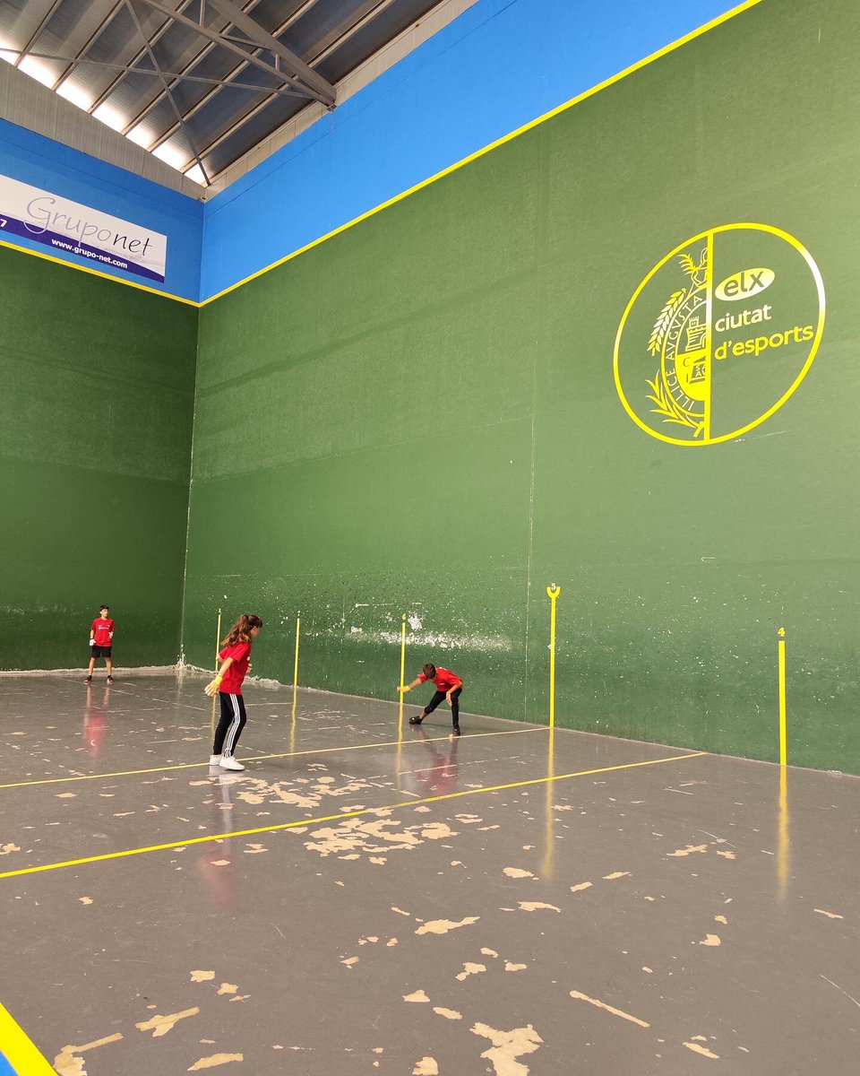 BerlangaKa101's tweet photo. The “Pilota Valenciana” teams from Luis García Berlanga High School, participate in the "Pilota a l’Escola" sports day. Sports program of the local government “Generalitat Valenciana” @IESBerlanga1 @sepiegob #berlangaka101 https://t.co/25ivGCKuSJ