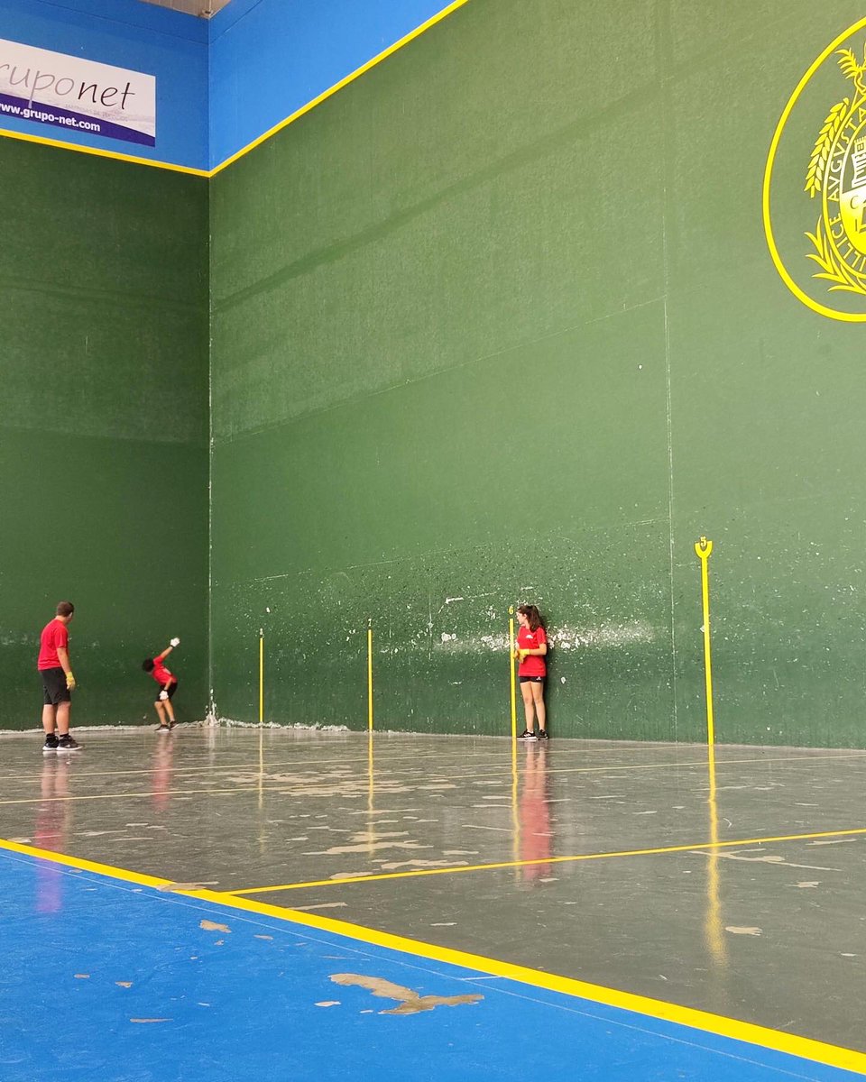 BerlangaKa101's tweet photo. The “Pilota Valenciana” teams from Luis García Berlanga High School, participate in the "Pilota a l’Escola" sports day. Sports program of the local government “Generalitat Valenciana” @IESBerlanga1 @sepiegob #berlangaka101 https://t.co/25ivGCKuSJ