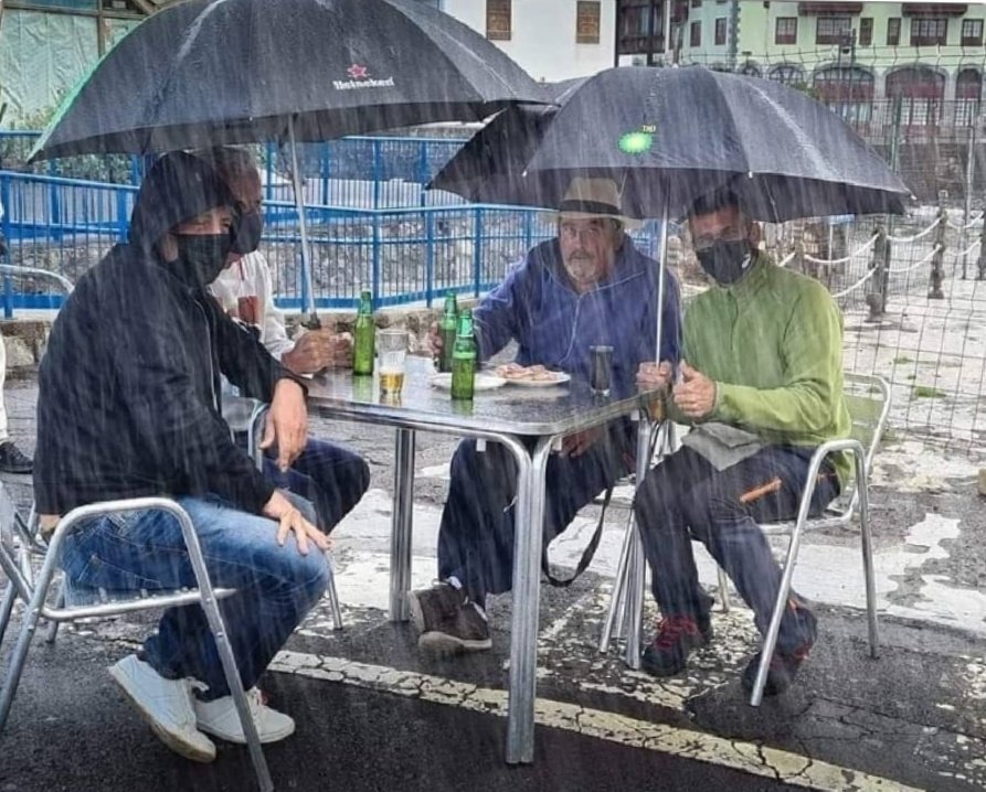 soycamarero's tweet photo. Hoy llueve demasiado, la terraza no vale la pena ni montarla.

La terraza: https://t.co/VDS9BXKLHB
