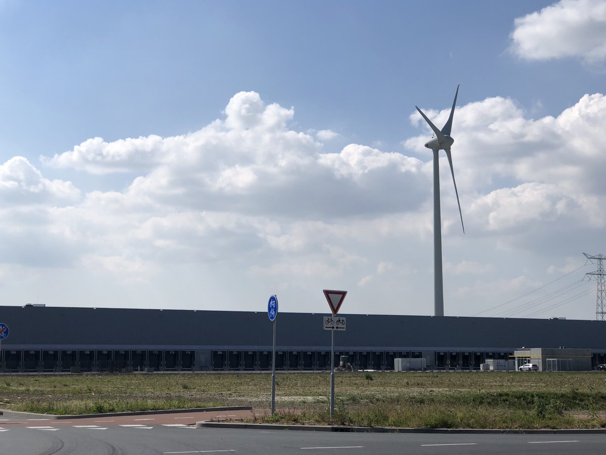 Een paar zonnige beelden van Distripark Dordrecht, van o.a. <a href="/Crocs/">Crocs</a> en @DHL!

#distripark #dodrecht #bedrijventerrein #duurzaamondernemen