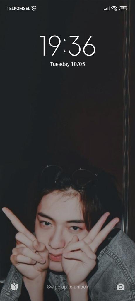 Rinorinnnnnnn's tweet photo. don't break the chain
-lock screen
-2 songs playing on repeat rn
-tag 5 people: @IAmABabyWolf @marztiny @skyewildflower9 @RennataNox @AinaAtiny https://t.co/OLkOGrVVwZ